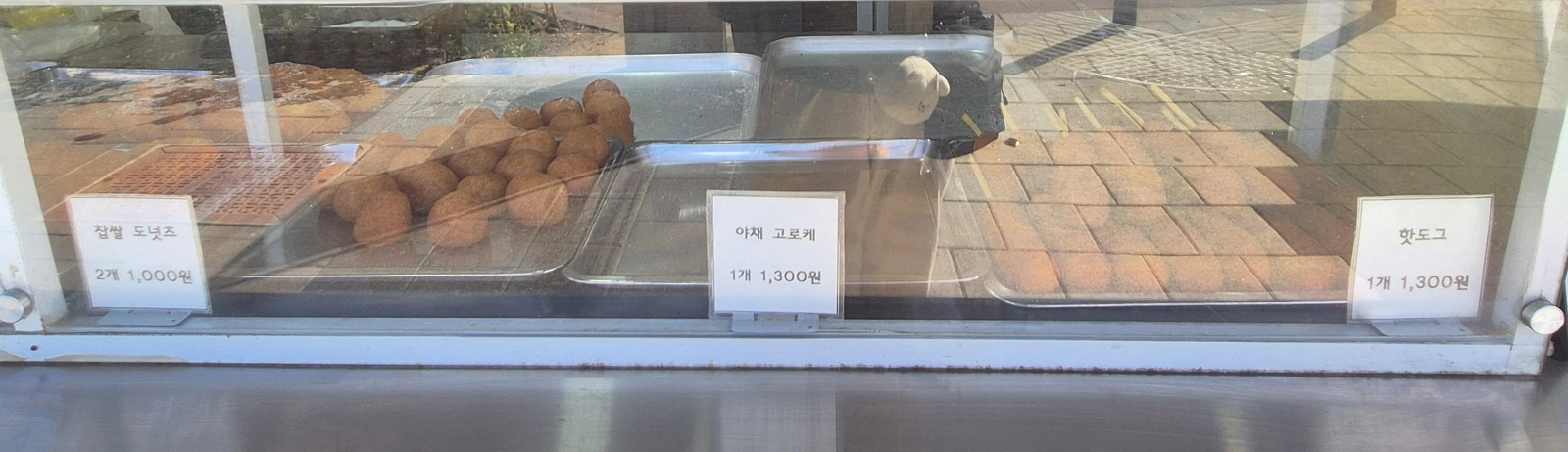 Glutinous-rice doughnuts and price label