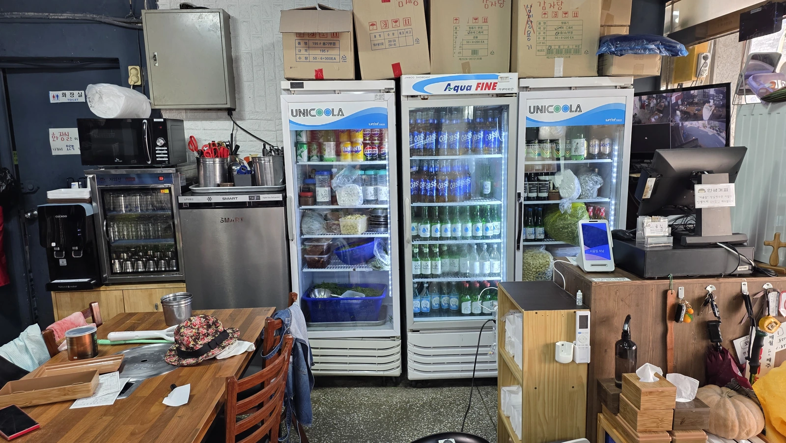 Drinks fridge and counter