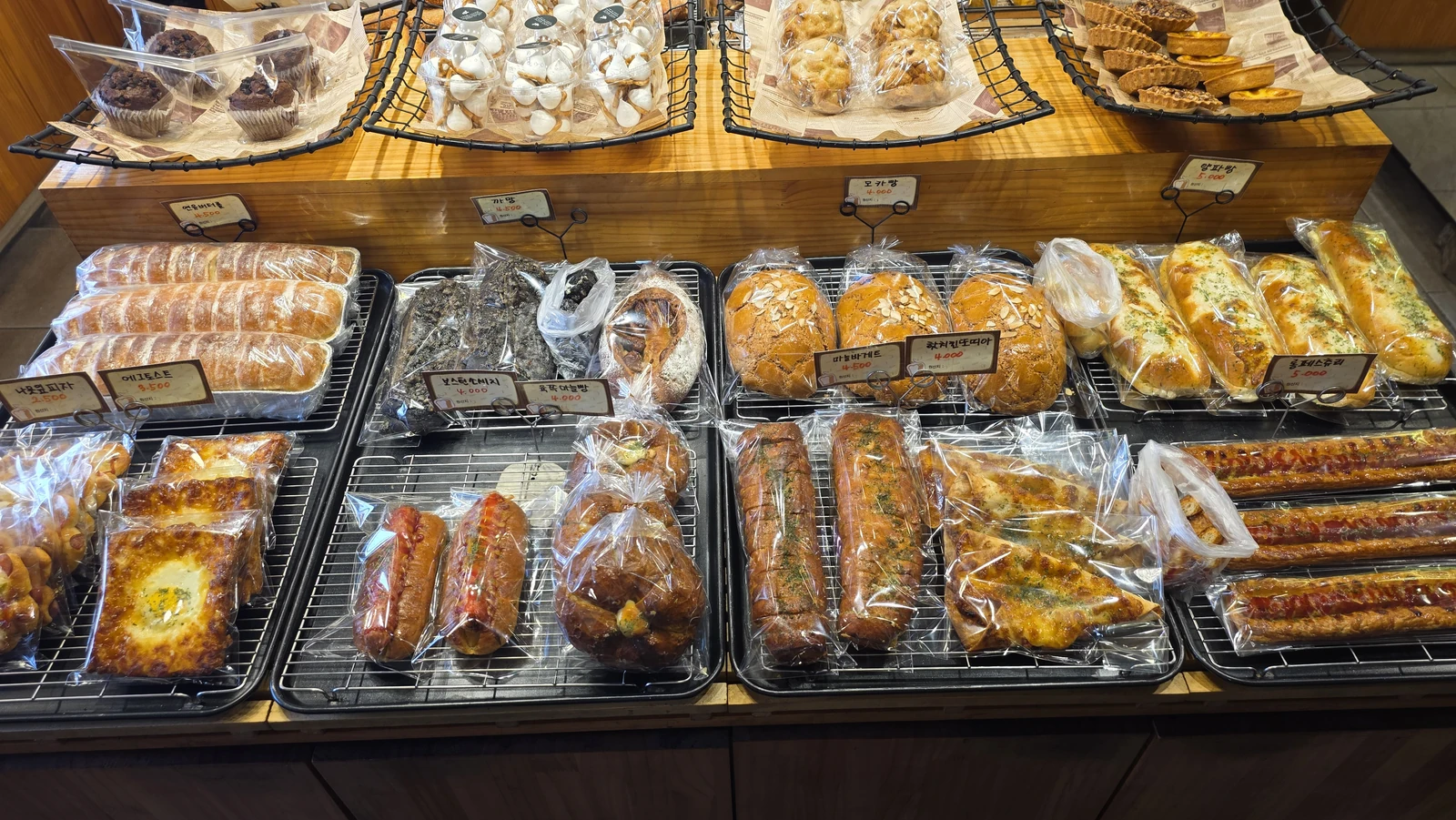 Packaged bread display