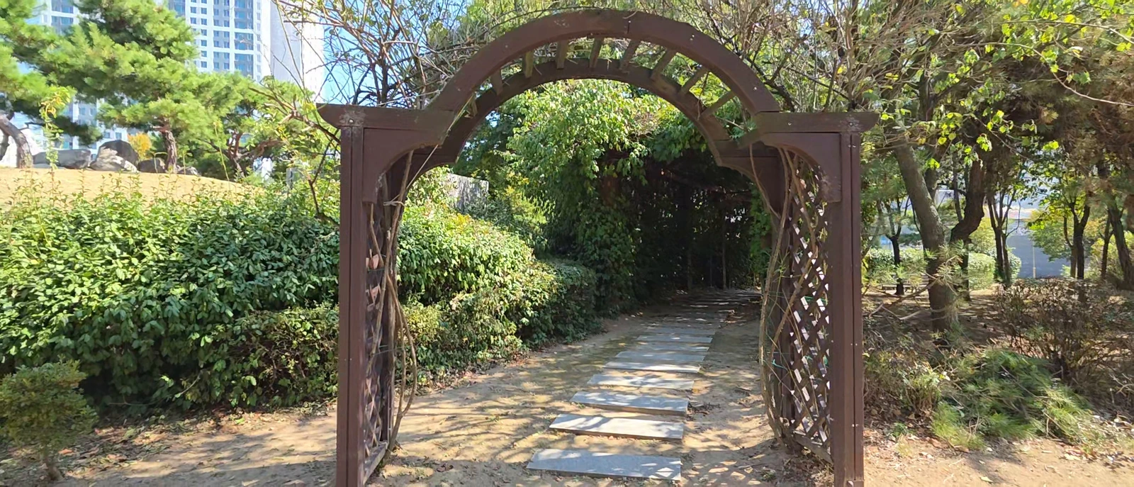 Arch gate